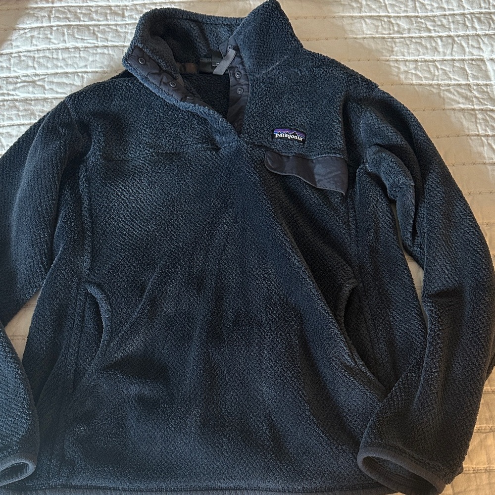 Patagonia women’s  navy Fleece Sweater
